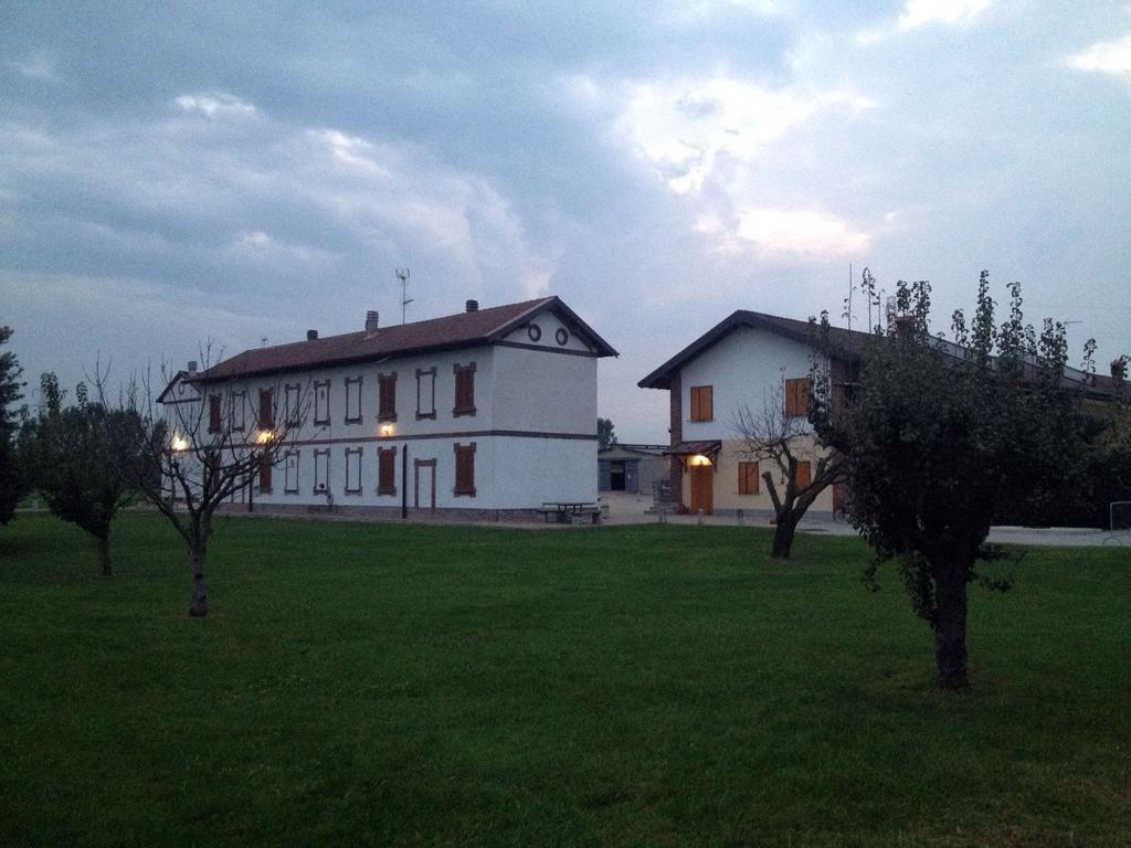 Bed And Breakfast Azienda Agricola Cascina Salazzara มาเจ็นตา ภายนอก รูปภาพ